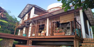 Hermosa casa en venta,  conjunto residencial en arquitectura sostenible con zonas verdes  a su alrededor, arboles frutales ,orquídeas   ,zona de BBQ ,espacios amplios ecológicos consta en el primer piso :Sala ,comedor ,cocina, zona de ropas  ,baño social, alcoba  principal con baño privado al aire libre ,cubierta ,jacuzzi. En el segundo piso :Dos alcobas con balcón y su hall adecuado para estudio, baño ,terraza