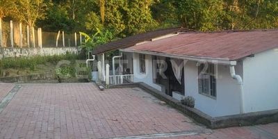 El sitio ideal para su descanso, esta bella finca consta de 2 casas, Piscina, parqueadero para 6 vehículos, posee reserva de agua de 9m3, cancha de banquitas, cancha de tejo, zona de BBQ, gran variedad de arboles frutales