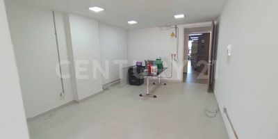 Oficina en Arriendo en Zona Estratégica: La Felicidad

Ubicada en un destacado mall empresarial en el vibrante sector de La Felicidad, esta oficina ofrece una ubicación privilegiada con acceso cercano a todos los servicios esenciales. En sus alrededores encontrarás transporte público, el Colegio La Felicidad, universidades, el centro comercial Hayuelos, Multiplaza, la Parroquia Santa Laura Montoya, así como una clínica hospitalaria y supermercados como D1 y ARA. Además, cuenta con un gimnasio, restaurante y entidades bancarias en la proximidad.

La oficina destaca por su excelente distribución, que maximiza el uso del espacio, y por su buena iluminación y ventilación, complementadas con una agradable terraza. Este entorno es ideal para el crecimiento y desarrollo de tu empresa, gracias a la alta afluencia peatonal y vehicular del área.

Características Clave:

Ubicación estratégica en mall empresarial
Cercanía a transporte público, colegios, universidades y comercios
Buena iluminación y ventilación
Terraza para mayor comodidad
Acceso fácil a vías principales (Av. Ciudad de Cali y Av. Boyacá)
No pierdas la oportunidad de establecer tu oficina en un entorno dinámico y en expansión. ¡Contáctanos para más detalles y agenda una visita!