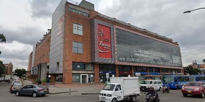 Local para arriendo en Andes Norte, se esta remodelando actualmente, listo para principios de marzo 2025, ubicación privilegiada al norte de la ciudad entre la Av. Suba y la calle 100. Dentro del centro comercial Iserra 100. En el interior del local encontrará amplio espacio con estupenda vitrina comercial de piso a techo, con Mezzanine, puntos para baño privado, local medianero. Cuenta con ingreso en el segundo nivel del centro comercial, batería de baños comunales. El local es ideal para empresas que desarrollen a actividades comerciales o educativas al norte de la ciudad.