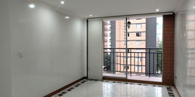 Apartamento para arriendo en unidad cerrada. Ubicacion estregica con facil acceso desde via principal con conexion a rutas de transporte y gran oferta de servicios complementarios. Cuenta con piso en porcelanato, con sala comedor, estar de tv y cocina integral abierta tipo americano. Tiene 3 alcobas, baño en la principal. Balcon, parqueadero cubierto. . Unidad con ascensor y zonas sociales que incluyen piscina, gimnasio, salón social, turco, parque infantil, placa polideportiva y amplias zonas verdes; ademas vigilancia privada, citofonia, porteria 24 horas y circuito cerrado de tv. *Inmuebles sujetos a verificación de disponibilidad.*
