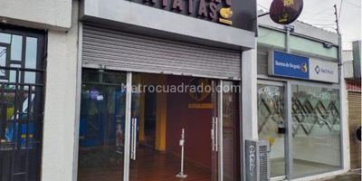 ¡Gran Oportunidad de Inversión! Al ingresar ves puertas de vidrio corredizas que dan paso a un elegante hall de acceso que conecta con una barra con mesón de madera en forma de L, un cielo raso de diseño triangular. Las escaleras al segundo piso se encuentran junto a una cocina  Debajo de la escalera, hay un pequeño espacio de almacenamiento. El baño cuenta con poceta separada, extractor de olores y lavamanos externo. En la parte trasera, tipo patio, el piso está decorado con piedras y tiene una cubierta de poliuretano, proporcionando un espacio ideal para diversas actividades. La cocina también incluye un pequeño almacenamiento y está equipada con todas las adecuaciones necesarias para un restaurante.el segundo piso cuenta con  3  habitaciones  y un baño.-El segundo local tiene una superficie de 4x4 metros, ideal para establecer un banco o cualquier otro negocio que requiera un espacio compacto pero funcional por su versatilidad .ubicado frente a mundo aventura. Cod: 3196