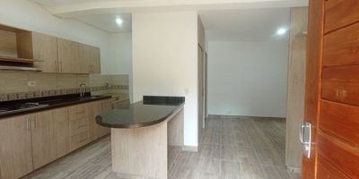 Codigo 25770. Apartaestudio en arriendo ubicado en El Poblado sector La Visitacion  Características:• 1 habitación con clóset• 1 baño• Salón–comedor• Cocina abierta integral con cubierta a gas y campana• Mesón en granito• Zona de ropas• Balcón• Parqueadero sencillo• Servicios independientes Descripción:Descubre este acogedor apartaestudio en La Visitación, uno de los sectores más tranquilos y estratégicos del Poblado, ideal para quienes buscan vivir cerca de zonas comerciales sin perder privacidad ni comodidad. Su balcón aporta luz natural y una excelente ventilación, mientras que la distribución abierta crea un ambiente práctico y funcional.La cocina integral con mesón en granito, el piso en cerámica y los espacios bien conservados destacan dentro de un inmueble perfecto para profesionales, parejas o quienes desean vivir cerca de los principales servicios del sector inmobiliario en Medellín. Entorno:– A pocos pasos del Mall La Visitación y Mall Zona 2– Cercano a La Vaquita del Poblado– Rápido acceso a la Transversal Inferior– Restaurantes, cafés, supermercados y servicios esenciales a la mano– Excelentes rutas de transporte y movilidadZonas comunes:• Zonas verdes• Conjunto de baja altura (sin ascensor) Nota:El propietario no acepta mascotas.