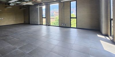 Local en venta edificio mixto  cerca a universidad, facil acceso desde la avenida principal, cercano a la estacion del metro. Rutas de transporte, multiples servicios complementarios. Edificio moderno. Piso en ceramica, 1 espacio, baño privado, cocineta, cableado de red, techo cielo raso, aire acondicionado central, energia basica, Vigilancia 24 horas, circuito cerrado de tv, alarma, ascensor de carga, auditorio para 100 personas y parking visitantes con costo *Inmuebles sujetos a verificación de disponibilidad.*
