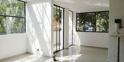 Apartamento exterior en arriendo cerca a centros comerciales, vias principales, restaurantes, parques, supermercados, rutas de transporte publico y servicios complementarios. Piso en porcelanato, dos niveles, sala comedor, estudio, 3 alcobas con baño en la principal, cocina integral abierta tipo americano, balcon, terraza, parqueadero cubierto. Edificio con ascensor, gimnasio, vigilancia 12 horas, citofonia y circuito cerrado de tv *Inmuebles sujetos a verificación de disponibilidad.*
