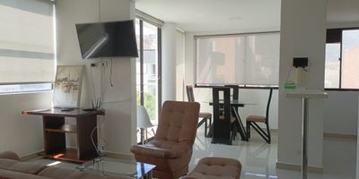 Apartamento exterior AMOBLADO en arriendo cerca a centros comerciales, vias principales, restaurantes, parques, supermercados, rutas de transporte publico y servicios complementarios. Piso en porcelanato, dos niveles, sala comedor, estudio, 3 alcobas con baño en la principal, cocina integral abierta tipo americano, balcon, parqueadero cubierto. Edificio con ascensor, gimnasio, vigilancia 12 horas, citofonia y circuito cerrado de tv.
