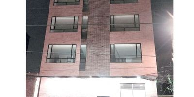 Aparta Estudio con un área de 34.8m2 exterior, consta de 1 habitación,  baño, cocina integral, zona de lavado cuenta con zonas exclusivas como gimnasio, turco, sauna, zona BBQ, coworking . Es un proyecto en proceso de construcción con un avance significativo en la obra, donde tendrás 6  meses para pagar la cuota inicial. Se encuentra ubicado en un sector de fácil acceso, con transporte publico a 5 min caminando, comercio y entretenimiento de fácil acceso gracias a su cercanía con el centro comercial portal 80, centro comercial Nuestro Bogotá y al salón de conciertos más grande de America del sur, el Coliseo Live. A 10 min del aeropuerto, es un proyecto que tanto para vivir como para invertir se convierte en una magnífica opción.