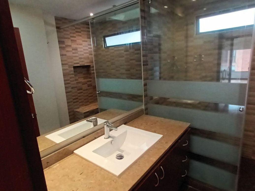 Apartamento de 3 alcobas en venta en La Cabrera, Bogotá, 165 m² · foto 3 de 18