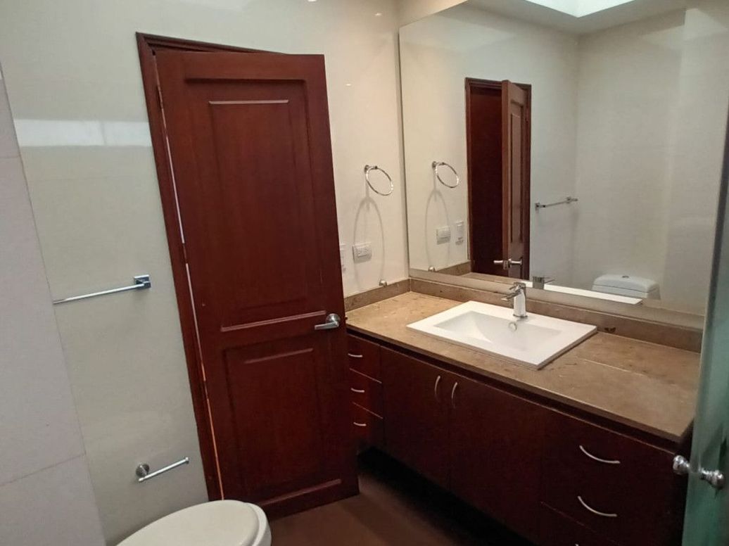 Apartamento de 3 alcobas en venta en La Cabrera, Bogotá, 165 m² · foto 2 de 18