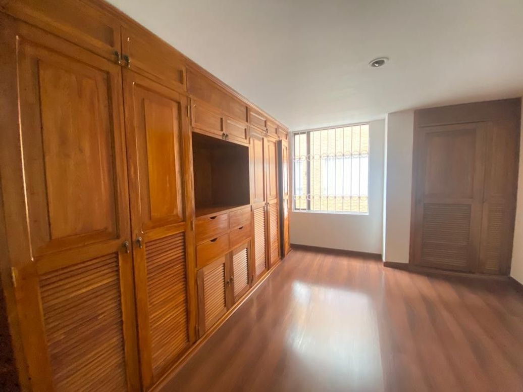 Apartamento de 5 alcobas en venta en Santa Barbara Occidental, Bogotá, 172 m² · foto 9 de 15