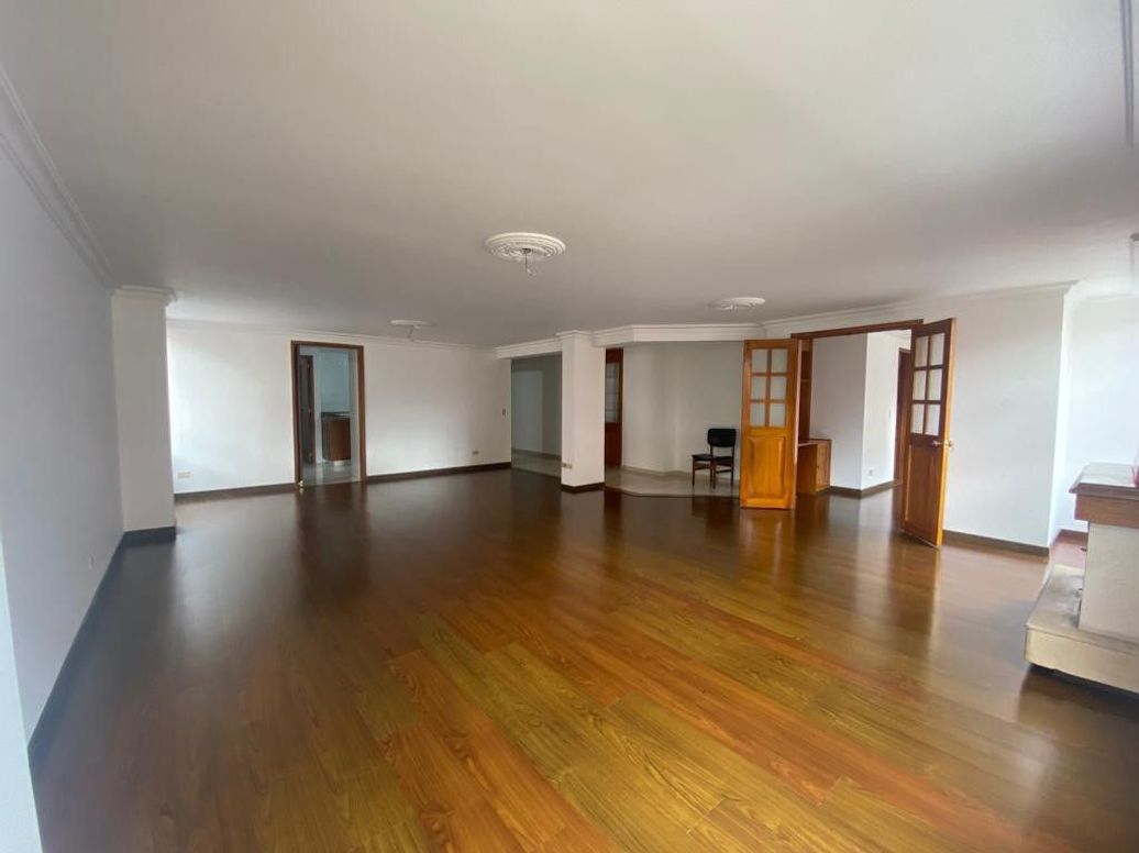 Apartamento de 5 alcobas en venta en Santa Barbara Occidental, Bogotá, 172 m² · foto 3 de 15