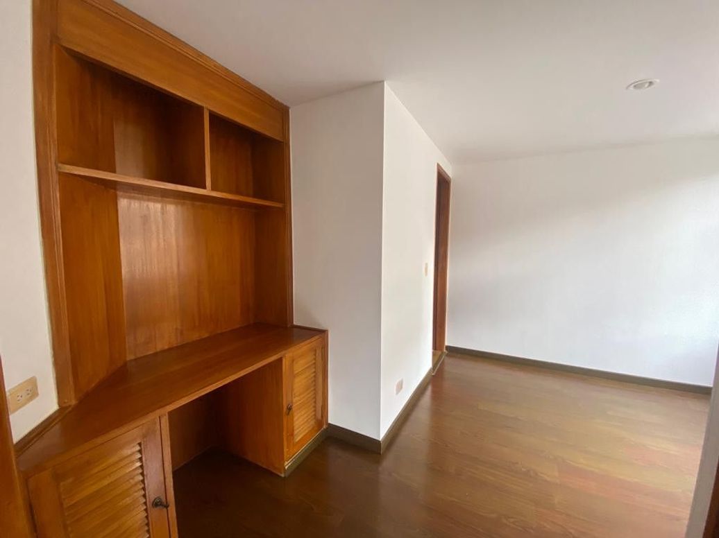 Apartamento de 5 alcobas en venta en Santa Barbara Occidental, Bogotá, 172 m² · foto 5 de 15