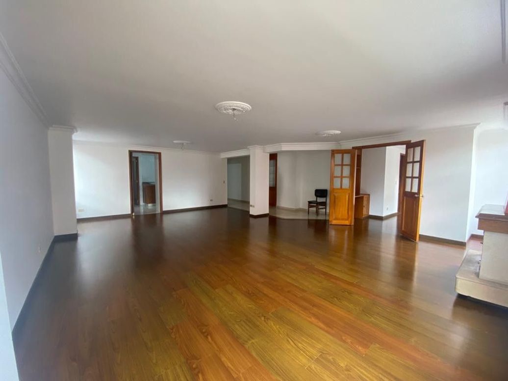 Apartamento de 5 alcobas en venta en Santa Barbara Occidental, Bogotá, 172 m² · foto 4 de 15