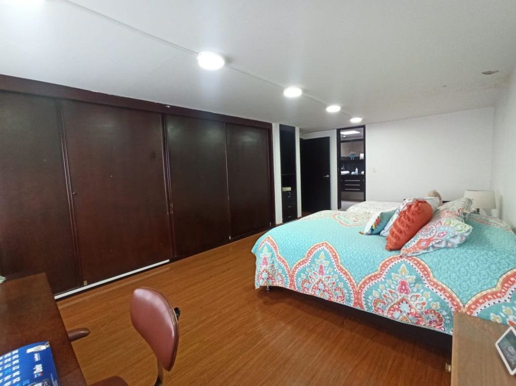 Casa de 5 alcobas en venta en Santa Ana Occidental, Bogotá, 550 m² · foto 12 de 18