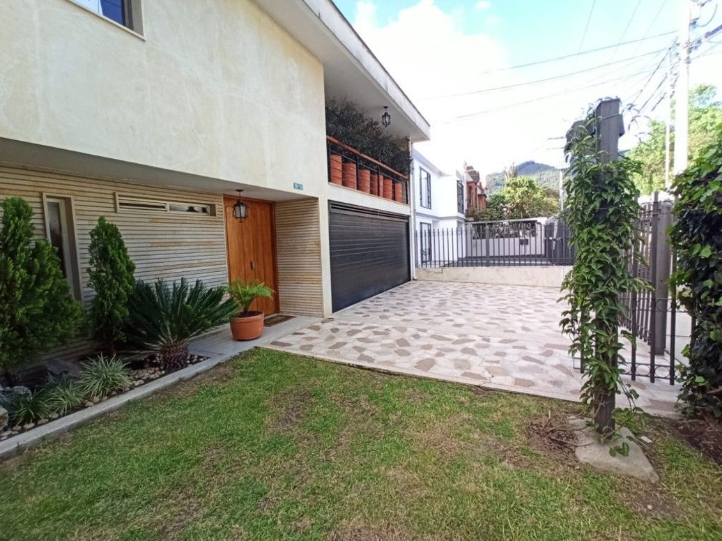 Casa de 5 alcobas en venta en Santa Ana Occidental, Bogotá, 550 m² · foto 2 de 18