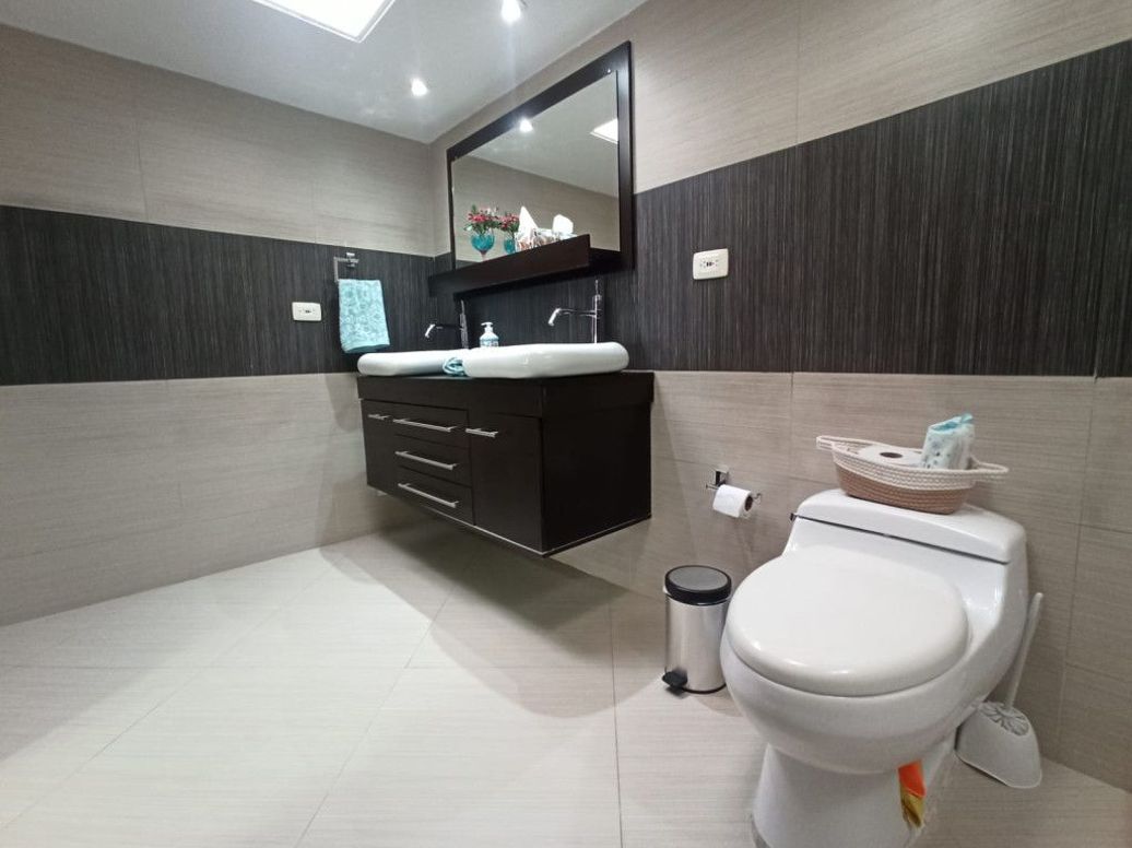 Casa de 5 alcobas en venta en Santa Ana Occidental, Bogotá, 550 m² · foto 16 de 18