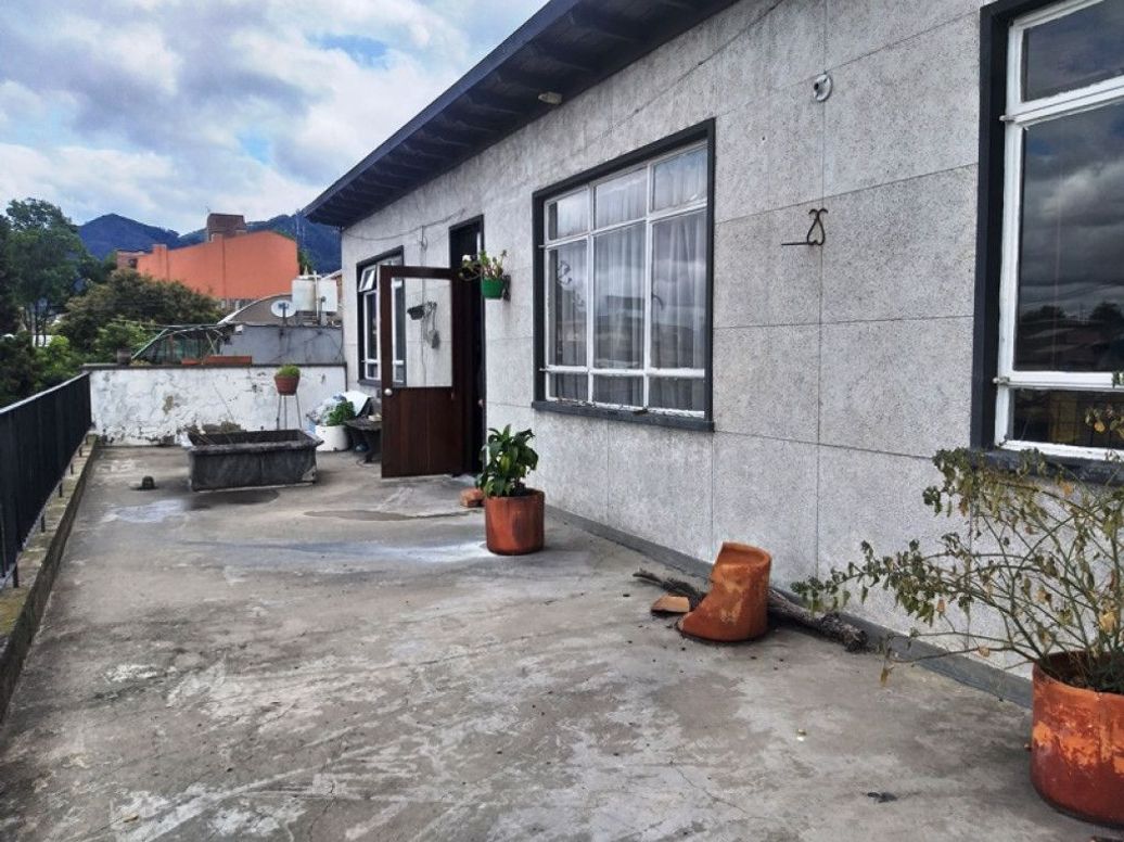 Casa de 8 alcobas en venta en La Soledad, Bogotá, 529 m² · foto 2 de 8