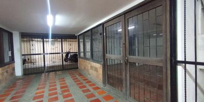 Aparta estudio en ARRIENDO/VENTA cuenta con cocineta, baño, zona de ropas con closet. Con parqueadero el canon es $1.100.000.