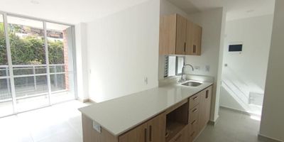 Apartamento en ARRIENDO de 3 habitaciones con closet (principal con balcón), salón comedor, cocina integral, baño social, balcón.
