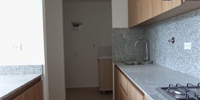 Hermoso apartamento totalmente terminado, sala, comedor, cocina integral, zona de ropas, balcón, 2 habitaciones y 2 baños.

De la unidad: parqueadero de visitantes, gimnasio, salón social, portería y juegos infantiles. Último piso, vista verde.
