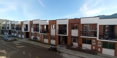 Apartamento en VENTA en segundo piso, 3 habitaciones, 1 baño, sala comedor, cocina, zona de ropas, balcón, parqueaderos comunes.