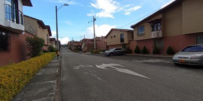 Casa para venta de 2 niveles, 1 alcoba en el primer nivel, 5 alcobas 3 con closet, principal con vestier y bañera, sala comedor, garaje manual, cocina integral, patio, 6 baños y balcón.