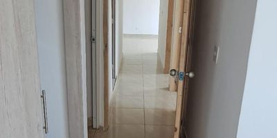 Apartamento en tercer piso, 3 habitaciones, baño social, habitación principal con baño, sala comedor, cocina integral, zona de ropas, balcón con vista a zona verde, parqueaderos comunes.