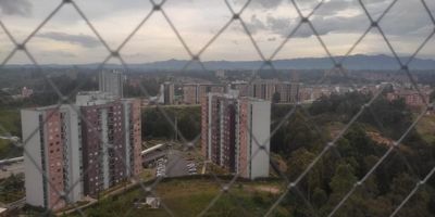 Apartamento en venta en Rionegro, Antioquia, ubicado en el barrio El Hospital, Estrato 4. Este inmueble nuevo, situado en el primer piso de una unidad cerrada, ofrece 57.20 m² de área construida. Dispone de 3 habitaciones, 2 baños y un parqueadero, ideal para vivir en Rionegro. El sector goza de alta valorización y excelentes conexiones. Precio: $390,000,000. Para conocer más sobre este apartamento, le invitamos a contactarnos vía WhatsApp o mediante las opciones de "quiero que me contacten" y "ver teléfonos".