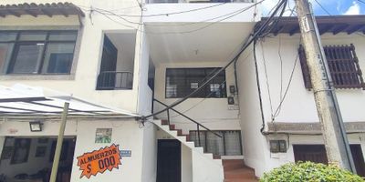 Primer piso: sala, comedor, cocina, baño completo y patio. 2 piso: 3 habitaciones la principal con con baño y closet, segunda con closet, tercera sala/hall casa segundo piso en barrio.