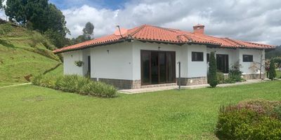 4 habitaciones con vestier y baño, sala con bar y chimenea, cocina integral, garaje doble cubierto, cuarto útil, estudio, lobby, baño social, zona  ropas, cuarto de servicio con baño, alacena, 2 closet de lino, jacuzzi, parque infantil, lago, iluminación solar, cámara de seguridad, empresa vigilancia Ronderos.