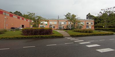 Se arrienda bodega en Rionegro, se arrienda una bodega de 400 metros cuadrados en dos plantas con cavas de refrigeracion y congelacion es ideal para empresas que requieren almacenamiento a temperatura controlada, Este tipo de bodega generalmente cuenta con areas divididas en dos pisos: en la planta baja, se suelen ubicar los accesos, areas de carga y descarga, ademas de las cavas de refrigeracion y congelacion, disenadas para mantener productos perecederos o sensibles a condiciones ambientales extremas. La cava de congelacion mantiene temperaturas bajo cero, mientras que la cava de refrigeracion conserva productos a temperaturas frescas pero sin congelacion.
Por otro lado, al estar en un conjunto cerrado, esta bodega ofrece seguridad adicional con acceso controlado, lo que garantiza proteccion tanto para los productos almacenados como para las operaciones diarias. mas informacion comunicate con nosotros con mucho gusto le atenderemos. Canon + Administracion + IVA 