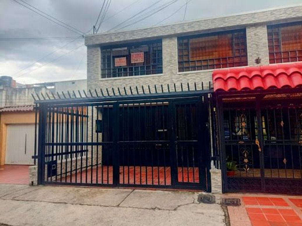 Casa de 3 alcobas en venta en Normandia Occidental, Bogotá, 200 m² · foto 2 de 20