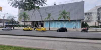 Local Comercial de 69 M2 en venta en Centro Comercial La Estación en el Norte de Cali en la comuna 4. Actualmente tiene inquilino con ontrato de arrendamiento vigente. Idela para inversionistas.

El Centro Comercial La Estación es iluminado y espacioso con decenas de tiendas y restaurantes, además de un teatro.Traycetoria de 7 años de Gestión. Los peluditos también son bienvenidos a La Estación, aquí pueden disfrutar y divertirse con sus acompañantes y familia. Nuestra infraestructura está diseñada para que todos puedan disfrutar de ella por eso, la movilidad del centro comercial es incluyente y apta para cualquier visitante. El clima no es un limitante para nosotros, nuestros espacios son climatizados para brindarte la mejor experiencia. Diversión para grandes y chicos Tenemos más de 13.000 m2 en donde las familias y los amigos que nos visitan disfrutan momentos sensacionales. Diversión, aventura, alegría, felicidad, diversidad y el mejor entretenimiento de Cali lo encuentras en La Estación Centro Comercial. Tus marcas favoritas Las encuentras en La Estación Centro Comercial. Entretenimiento Comidas Servicios  Compras

 Precio unitario de $ 678.794.800 y precio total por los dos locales de $ 1.357.589.600. Actualmemte tenemos dos locales disponibles consecutivos L A1/19 y 20