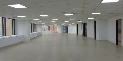 Espectacular oficina muy bien localizada en Centro Internacional, baños privados, cocina cafetería, vista exterior, luz natural, excelente superficie para diseño modular de oficinas, garajes. Recepción y seguridad, seis ascensores