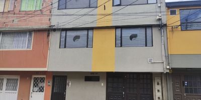 Excelente oportunidad de inversión, inmueble comercial en segundo piso, grandes superficies y excelente iluminación, segundo piso diseñado para módulos administrativos, ofrece un espacio flexible que puede adaptarse a diferentes necesidades del personal. Destinado al área administrativa, o cocina oculta, servicios independientes,  valor del canon más IVA. ( Primer piso no se encuentra disponible) Cod: 3479