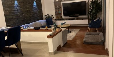 Hermosa casa, luz natural, de tres niveles: primer piso: sala, comedor independiente, sala de star con luz natural, cocina integral, patio de ropas, una alcoba con baño, estudio, baño social; segundo piso: tres alcobas, la principal con balcón, walk in closet y baño, un baño en el área social; en el altillo una alcoba. Parqueadero para dos carros.