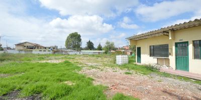 ¡Atención Comerciantes! Arrendamos este excelente lote esquinero de 1828 metros cuadrados en una ubicación privilegiada sobre la Calle 183 con Av. Boyacá. Este lote  ofrece diferentes posibilidades para desarrollar tu negocio. Como ventajas, cuenta con futuros desarrollos de vivienda a su alrededor en corto y mediano plazo, además de los habitantes del sector de San Jose de Bavaria.  Nuevas vías de acceso con alta circulación vehicular y ampliaciones futuras.  ¡No dejes pasar esta oportunidad! Contáctanos para más información. Cuenta con servicio de acueducto y energía