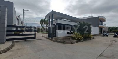 El Conjunto Residencial MONTECARLO se destaca por sus instalaciones modernas y su atención a los detalles, ofreciendo a sus residentes un estilo de vida cómodo y conveniente. Con seguridad las 24 horas y un ambiente tranquilo, proporciona un oasis de calma en medio del bullicio de la ciudad. Además de sus espacios interiores bien diseñados, la propiedad también cuenta con 2 balcones privados donde se puede disfrutar de vistas panorámicas del entorno natural circundante. Con su ubicación privilegiada y sus comodidades de primera clase, esta casa en venta representa una oportunidad única para vivir en una de las zonas más deseables de Antioquia.