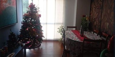 ? Venta de Apartamento en Palonegro, Manizales | ¡Oportunidad Económica!

Este cómodo apartamento en Palonegro es ideal para quienes buscan un hogar acogedor y bien ubicado en una zona residencial con excelentes servicios.

Características Principales:


 Área: 60 m²
 Piso: 6
 Habitaciones: 2, con armarios empotrados
 Baños: 2, con duchas de agua caliente
 Estrato: 3
 Admite Mascotas


Detalles del Apartamento:


 Espaciosa sala-comedor
 Cocina con gas domiciliario
 Zona de lavandería y patio
 Suelo en cerámica y mármol, con detalles en laminado


Beneficios del Conjunto:


 Parqueadero para visitantes ?
 Vigilancia 24/7 y urbanización cerrada para mayor seguridad
 Juegos infantiles para los pequeños ?
 Acceso cercano al transporte público y ubicado en una zona tranquila y residencial


¡Este apartamento es la opción perfecta si buscas calidad y precio! Agenda una visita y descubre tu próximo hogar en Palonegro. ?


 
