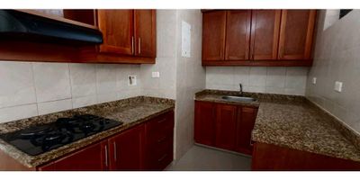 Esta casa amplia en el sector Santa Catalina de Itagüí es ideal para quienes buscan espacio, comodidad y una excelente ubicación. Con 6 habitaciones y 6 closets, tendrás todo el espacio necesario para organizar tu hogar a tu gusto. Los 4 baños aseguran comodidad para todos los miembros de la familia o incluso para uso compartido, haciendo la convivencia mucho más agradable. La cocina integral es moderna y funcional, diseñada para satisfacer tus necesidades diarias en un ambiente cómodo.

El piso en cerámica facilita el mantenimiento y brinda una apariencia fresca a cada rincón de la casa. La red de gas te permitirá disfrutar de una cocina más económica y eficiente. Además, la casa cuenta con un balcón y ventanal que proporcionan luz natural y un ambiente ventilado. El garaje es otro punto a favor, brindándote la seguridad y comodidad de tener un espacio de estacionamiento propio.

Ubicada en un estrato 4 y cerca del Mall Suramérica, disfrutarás de acceso a múltiples servicios, comercios y zonas de entretenimiento en una ubicación estratégica. Con sus 210 metros cuadrados, esta casa es perfecta para quienes buscan un hogar espacioso en un entorno bien conectado. ¡No dejes pasar esta oportunidad de vivir en Santa Catalina!

Código S831.
