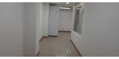 ? Venta Oficina en el Centro de Manizales | ¡Práctica y con Servicios Incluidos!

Ubicada estratégicamente en el centro, esta oficina ofrece comodidad, accesibilidad y una excelente vista panorámica. Ideal para emprendedores y negocios en crecimiento.

Características de la Oficina:


 Área Privada: 40 m²
 Habitaciones/Oficinas: 1
 Baño: 1
 Estrato: 4
 Piso: 5
 Incluye Agua: Solo se paga luz ⚡


Detalles Adicionales:


 Doble ventana para una buena iluminación y ventilación
 Suelo de cerámica/mármol de fácil mantenimiento
 Acceso pavimentado y ascensor
 Cerca de centros comerciales, oficinas de negocios y centros médicos ?
 Ideal para discapacitados
 Espacio apto para mascotas ?


Opción de Venta:


 Sin Garaje: $125,000,000
 Con Garaje: $150,000,000


Opción de Arriendo:


 Sin Garaje: $1,100,000


¡Establece tu oficina en una zona privilegiada de Manizales! ?


