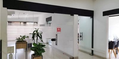 Edificio de oficinas en arriendo y venta, cerca a supermercados, centros comerciales, restaurantes, buena ruta de transporte y facil acceso vehicular. Piso en baldosa y madera, 20 espacios, 3 niveles, 6 baños, cocineta, cableado de red, techo cielo raso, aire acondicionado privado y circuito cerrado de tv. 
