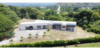 Esta hermosa finca, ubicada en el municipio de Santa Fe de Antioquia, en el departamento de Antioquia, es una excelente oportunidad para aquellos que buscan un oasis de tranquilidad y comodidad a pocos minutos de la ciudad.

Con un área total de 4000 metros cuadrados, esta finca ofrece una amplia extensión de terreno para disfrutar en compañía de tu familia y amigos. Su arquitectura se destaca por una construcción de 620 metros cuadrados, con un área privada de 451 metros cuadrados, lo que la convierte en una opción ideal para aquellos que valoran el espacio y la privacidad.

En su interior, esta finca cuenta con 5 cómodas habitaciones, ideales para albergar a una familia numerosa o para recibir a tus invitados. Además, cuenta con 4 baños totalmente equipados, garantizando la comodidad y privacidad de cada uno de sus ocupantes.

Uno de los principales atractivos de esta finca es su amplio y cómodo garaje, con espacio para dos vehículos. Este espacio también puede ser utilizado como bodega para almacenar herramientas y otros objetos, manteniendo el interior de la finca siempre ordenado y libre de desorden.

Sin embargo, las características externas de esta finca son las que realmente la hacen única y especial. Su amplia cocina integral, perfectamente equipada, te permitirá preparar deliciosas comidas para disfrutar en su acogedor comedor o al aire libre en las áreas de estar y comedor que se encuentran al exterior de la finca.

Además, esta finca cuenta con una cochera y garaje para una mayor comodidad y seguridad de tus vehículos, así como también un amplio parqueadero para visitantes, para que tus invitados puedan disfrutar de esta exclusiva propiedad sin preocuparse por dónde estacionar.

Pero sin duda, uno de los mayores atractivos de esta finca es su increíble piscina, rodeada de hermosos jardines y zonas verdes, convirtiéndola en el lugar perfecto para relajarse y disfrutar de los cálidos días de sol en Antioquia.

Finalmente, esta fin