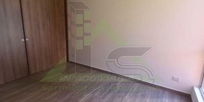 Se arrienda hermoso apartamento con excelente iluminación, se aceptan mascotas y cuentas con gran variedad de zonas comunes como sauna, turco, jacuzzi, spa y sala de juegos