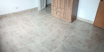 ¡Encuentra tu espacio ideal para vivir y crecer! 
Te ofrecemos un acogedor y luminoso apartaestudio de 45m2, ubicado en uno de los sectores más tranquilos y verdes de Envigado, el barrio La Paz. 
Su distribución integrada te permitirá aprovechar al máximo cada rincón. Un amplio y ventilado salón comedor es el corazón del apartamento, ideal para las tardes en familia o con amigos. 
La cocina totalmente equipada te invita a crear deliciosos platos. Su balcón es el lugar perfecto para iniciar o finalizar el día con una taza de café, viendo el verdor que te envuelve.
El dormitorio cuenta con un cómodo closet para guardar todas tus pertenencias. El elegante y moderno baño completa la zona night. 
Disfruta de agua caliente las 24 horas gracias a su potente calentador. Ubicado a pasos del transporte público y diferentes servicios, pero lejos del ruido de la ciudad. 
¡Ven a conocerlo, seguro quedas encantado con este acogedor espacio para vivir solo o en pareja! Comunícate con nosotros para ag