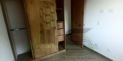 Arriendo de hermoso apartamento amplio y bien iluminado, se aceptan mascotas y tienen su propia zona.
Este conjunto cuenta con múltiples zonas comunes: sauna, turco, jacuzzi, spa y sala de juegos.