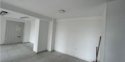Se arrienda excelente local en Palogrande. Consta de 35 metros, de un solo ambiente y cuenta con un baño. Con excelente ubicacion en zona muy segura y tiene facil acceso a transporte publico. Disponible para renta inmediata. 
