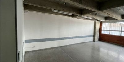 Se arrienda excelente local comercial en Palogrande. Consta de 205 metros, un solo nivel con 3 salones, 2 baños, pisos en ceramica, un cuarto de aseo y un comedor o cafeteria. Muy buena oportunidad de negocio, con excelente ubicacion en zona muy segura y tiene facil acceso a transporte publico.
