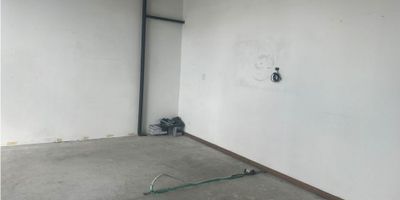 Se arrienda excelente local en San Jorge. Consta de 28 metros,  es de un ambiente, sin restricciones para adecuarlo. Con excelente ubicacion en zona muy segura y tiene facil acceso a transporte publico. 
