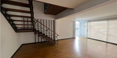 Se arrienda espectacular oficina de tres niveles en Belen. Consta de:

1er Nivel: 1 salon grande, 1 baños y 2 oficinas.

2do Nivel: salon grande, 1 baño y 4 oficinas.

3er Nivel: 5 oficinas y 2 baños. 

Cuenta con parqueaderos privados y el piso es en madera flotante. Queda en sector exclusivo de la ciudad, en zona muy segura y con facil acceso a transporte publico. 
